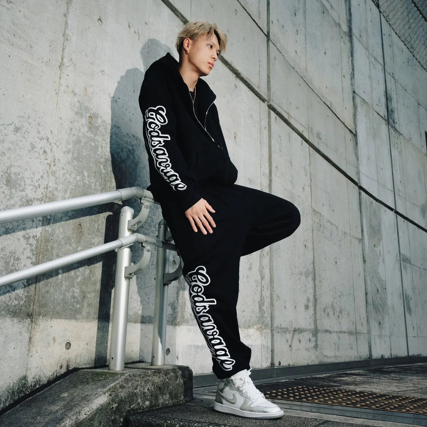 WAVY SLEEVE LOGO ZIP HOODIE - BLACK & WHITE